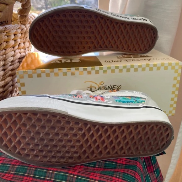Walt Disney World Limited Edition 50th VANS - Picture 3 of 7